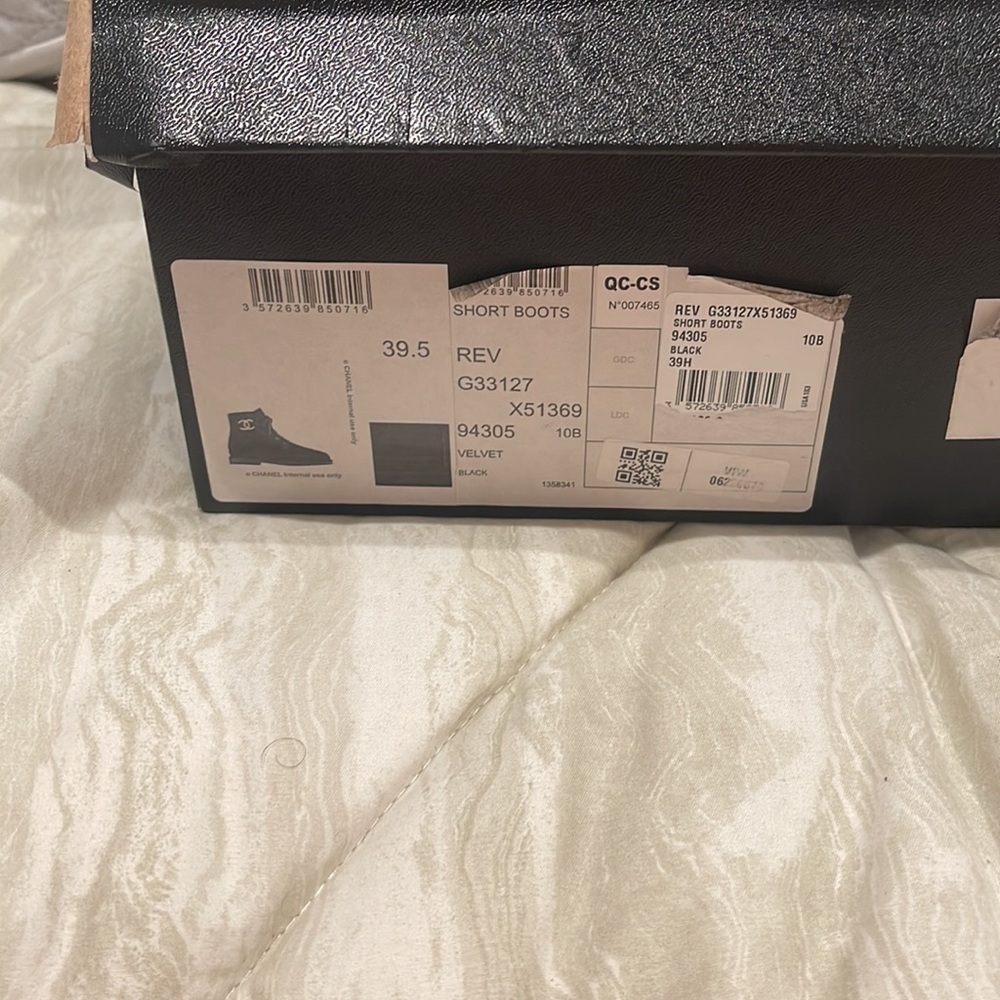 Black velvet Chanel short boots 39.5 - Picture 4 of 8
